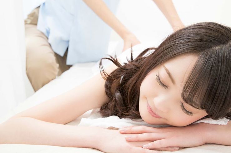 マッサージを受ける女性